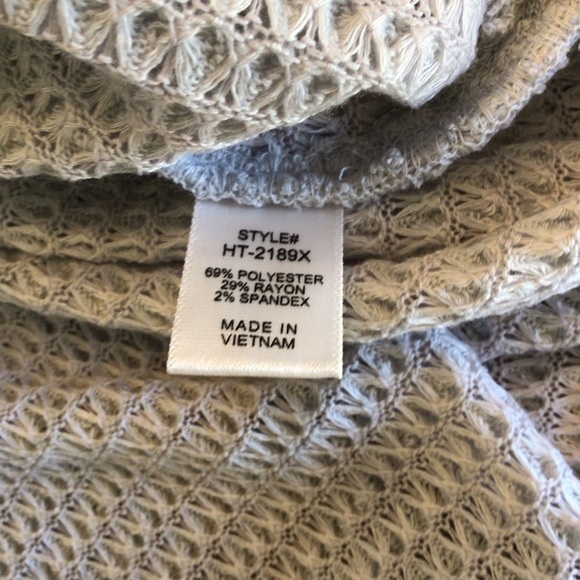 Zenana Womens Lt. Gray 3/4 Sleeve V-Neck Hi-Low Hem Jacquard Sweater Size 1X/2X - Picture 7 of 7